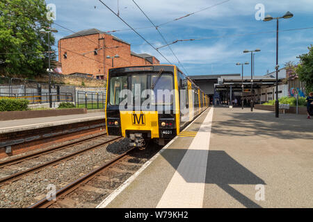 Zug Nr. 4031 zieht in North Shields Station an der Tyne und Metro Verschleiß auf der Nordschleife service über Whitley Bay Stockfoto