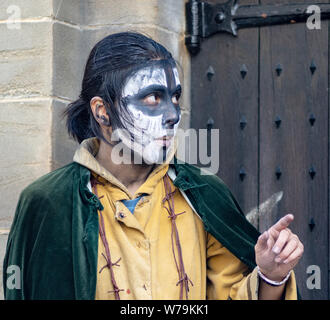 Eine Fuß Tour Guide mit bemaltem Gesicht auf der Royal Mile, Edinburgh, Schottland, Großbritannien. Stockfoto