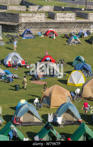 Radfahrer campieren auf dem Gelände von Fort Stanwix, in Rom, New York, im Rahmen des jährlichen Bike Tour von canalway Trail der Erie Canal. Stockfoto