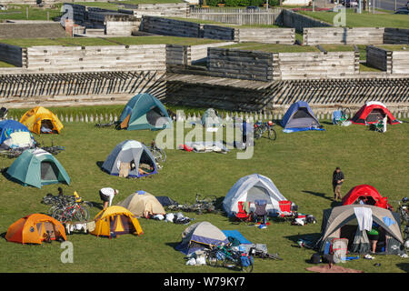 Radfahrer campieren auf dem Gelände von Fort Stanwix, in Rom, New York, im Rahmen des jährlichen Bike Tour von canalway Trail der Erie Canal. Stockfoto