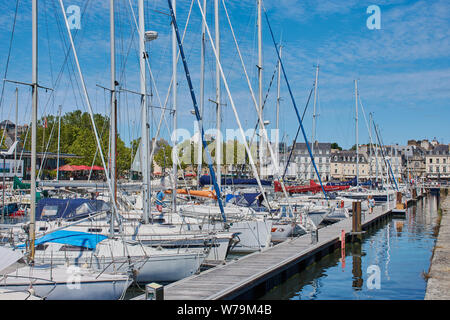Vannes, Frankreich - Juli 11, 2019: Hafen von Vannes mit Blick auf die historische Altstadt. Stockfoto
