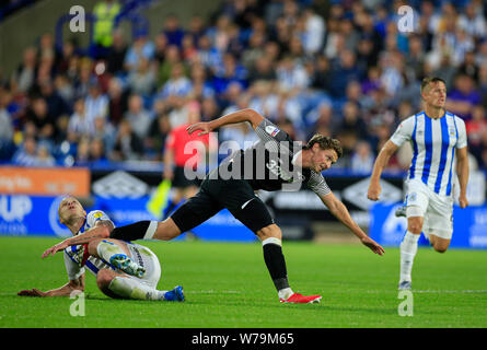 Huddersfield, Großbritannien. 5. August 2019. 5. August 2019, John Smith's Stadion, Huddersfield, Yorkshire, England; EFL Meisterschaft Fußball. Huddersfield Town gegen Derby County; George Evans von Derby County ist von Aaron Mooy von Huddersfield Town - streng nur für den redaktionellen Gebrauch verschmutzt ist. Keine Verwendung mit nicht autorisierten Audio-, Video-, Daten-, Spielpläne, Verein/liga Logos oder "live" Dienstleistungen. On-line-in-Match mit 120 Bildern beschränkt, kein Video-Emulation. Keine Verwendung in Wetten, Spiele oder einzelne Verein/Liga/player Publikationen Quelle: Aktion Plus Sport Bilder/Alamy leben Nachrichten Stockfoto