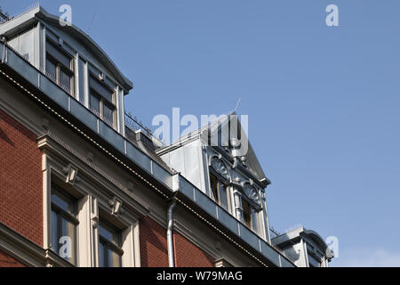 Moderne Dachgauben auf dem Dach des alten Gebäudes in Deutschland Stockfoto