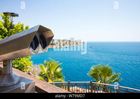 Fernglas auf der Aussichtsplattform mit Blick auf das Meer. Die Seite ist in Form einer Terrasse zur Entspannung und Tracking mit schöner Aussicht. Stockfoto