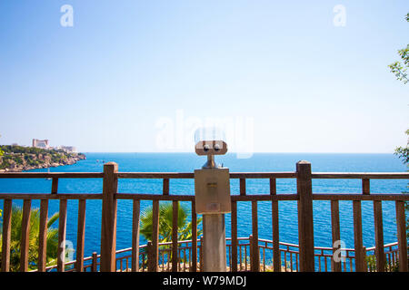 Fernglas auf der Aussichtsplattform mit Blick auf das Meer. Die Seite ist in Form einer Terrasse zur Entspannung und Tracking mit schöner Aussicht. Stockfoto