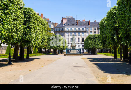 Nantes, Frankreich - Mai 12, 2019: Die Statue von Pierre Cambronne eine militärische allgemein auf dem Cours Cambronne Square in Nantes, Frankreich Stockfoto