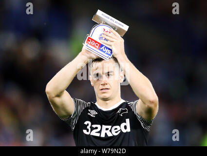 Von Derby County Tom Lawrence begrüßt die Fans nach Erhalt der Mann des Spiels Award nach dem Himmel Wette Championship Match am John Smith's Stadion, Huddersfield. Stockfoto