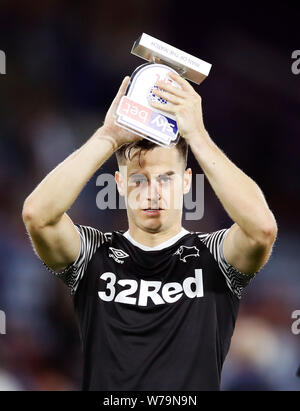 Von Derby County Tom Lawrence begrüßt die Fans nach Erhalt der Mann des Spiels Award nach dem Himmel Wette Championship Match am John Smith's Stadion, Huddersfield. Stockfoto