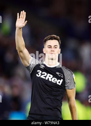 Von Derby County Tom Lawrence erkennt an, dass die Fans nach dem Himmel Wette Championship Match am John Smith's Stadion, Huddersfield. Stockfoto