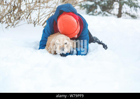 Gerne süß Begeistert junge Teenager Rodeln bergab an einem verschneiten Tag. Winter Aktivität aktive Freizeit und Unterhaltung Konzept. Stockfoto