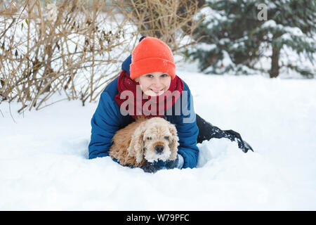 Gerne süß Begeistert junge Teenager Rodeln bergab an einem verschneiten Tag. Winter Aktivität aktive Freizeit und Unterhaltung Konzept. Stockfoto