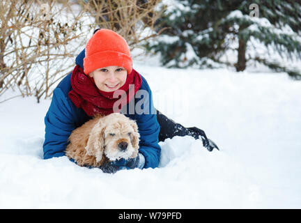 Gerne süß Begeistert junge Teenager Rodeln bergab an einem verschneiten Tag. Winter Aktivität aktive Freizeit und Unterhaltung Konzept. Stockfoto