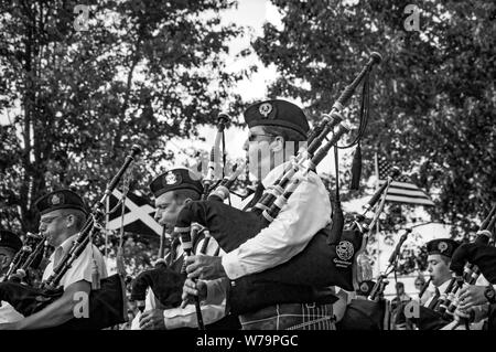 Fergus, Ontario, Kanada - 08 11 2018: Pipers der Rohre und Trommeln Band paricipating in der Pipe Band Contest statt von Pipers und Pipe Band Gesellschaft der Stockfoto