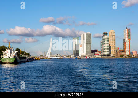 Stadtbild von Rotterdam mit blauem Himmel und Wolken aus dem Fluss Maas gesehen Stockfoto