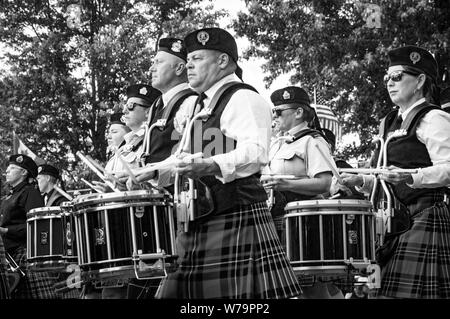 Fergus, Ontario, Kanada - 08 11 2018: Drummer der Rohre und Trommeln Band paricipating in der Pipe Band Contest von Pipers und Pipe Band Gesellschaft Stockfoto