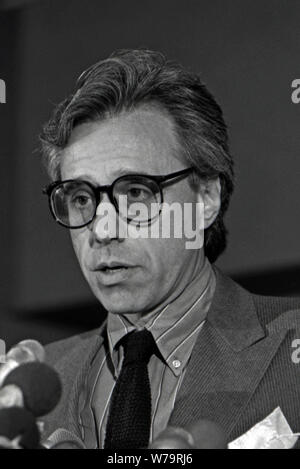 Washington DC, USA, 15. März 1988 Hollywood Film Regisseur Peter Bogdanovich sprechen an National Press Club während der Directors Guild of America Nachrichten Konferenz über die Einfärbung der schwarz-weiß-Filme Stockfoto