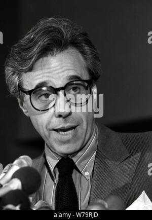 Washington DC, USA, 15. März 1988 Hollywood Film Regisseur Peter Bogdanovich sprechen an National Press Club während der Directors Guild of America Nachrichten Konferenz über die Einfärbung der schwarz-weiß-Filme Stockfoto