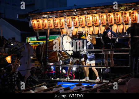 Zwei Frauen spielen eine große Taiko drum während von traditionellen japanischen Laternen an der Akita Kanto Matsuri 2016 beleuchtet. Stockfoto