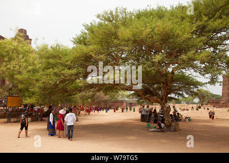 Szene vor Dhammayangyi Tempel, Alt Bagan Bereich Village, Mandalay, Myanmar, Asien Stockfoto