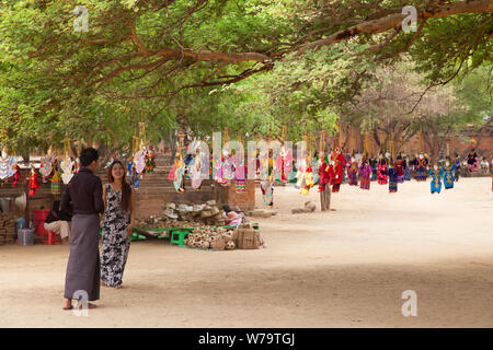 Szene vor Dhammayangyi Tempel, Alt Bagan Bereich Village, Mandalay, Myanmar, Asien Stockfoto