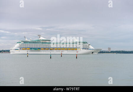 Royal Caribbean Cruise Liner / kreuzfahrtschiff Explorer der Meere verlassen den Hafen von Southampton, England, Großbritannien Stockfoto