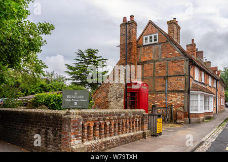 Eingang an die Unternehmensgruppe Beaulieu Dorf Grundschule entlang der High Street in Beaulieu im New Forest, Hampshire, England, Großbritannien Stockfoto