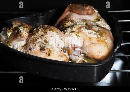 Nahaufnahme von Huhn in einem neuen Ofen zubereitet. Stockfoto