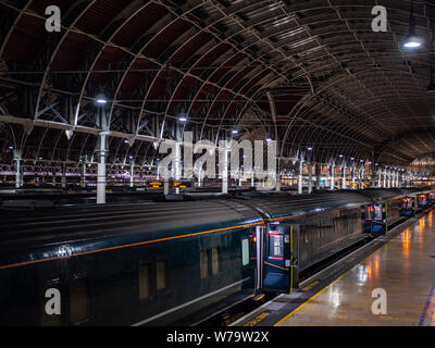 Der Night Riviera Sleeper Zug wartet auf die Abfahrt von London Paddington für seine Reise nach Penzance, Cornwall Stockfoto