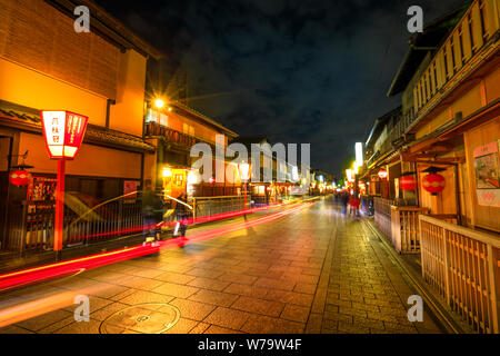 Kyoto, Japan - 24. April 2017: Leichte Wanderung bei Nacht im Gion Viertel mit typischen Kaiseki Restaurant.Hanamachi ist ein japanisches Geisha Viertel mit Stockfoto