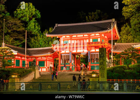 Kyoto, Japan - 24. April 2017: Menschen am Haupttor oder Ro-mon des Yasaka-Schreins, nachts im Higashi Oji Dori beleuchtet. Der Gion-Schrein ist einer von Stockfoto