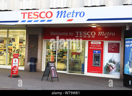 London, Großbritannien. 5 Aug, 2019. UK Supermarktriese Tesco hat rund 4.500 Mitarbeiter in 153 angekündigt, der es der Metro speichert ihre Arbeitsplätze in der letzten Runde der Entlassungen verlieren wird. Größten Lebensmittelhändler in Großbritannien beschäftigt rund 340.000 Menschen im Vereinigten Königreich und in der Republik Irland. Tesco Metro Stores eröffnet mittelständischen zwischen Es ist Tesco Extra superstores und Tesco Express lokale Geschäfte, 1994 Credit: Keith Mayhew/SOPA Images/ZUMA Draht/Alamy Leben Nachrichten werden Stockfoto