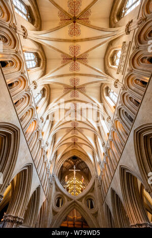 Hohe gewölbte Decke des Kirchenschiffes von Wells Cathedral in Somerset UK in den scissor Arches und Christus am Kreuz Stockfoto