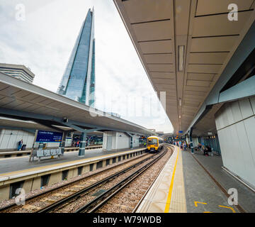 Plattform einer der London Bridge Station neben dem Shard Gebäude in London, Großbritannien Stockfoto