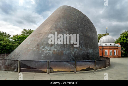 Die exzentrische abgeschnitten bronze Kegel des Peter Harrison Planetarium in Greenwich Royal Observatory in London, Großbritannien Stockfoto