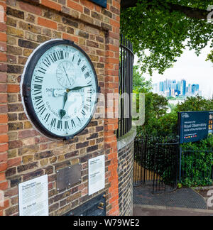 Der Hirte Gate 24 Stunden elektrische Uhr auf den Wänden der Greenwich Observatory in London, Großbritannien Stockfoto