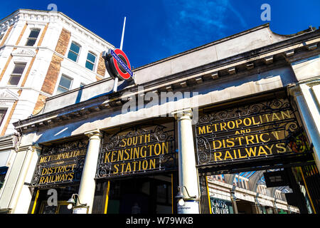 Bügeleisen Zeichen an der U-Bahnstation South Kensington, London, UK Stockfoto