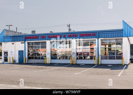 CHARLOTTE, NC, USA-28 Juli 19: speedee Ölwechsel & Auto Service verfügt über mehr als 150 Standorte. Dieses Parkhaus ist auf South Blvd. in Charlotte. Stockfoto