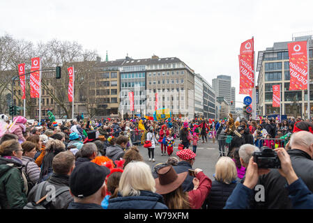 Atmosphäre der Feier, Parade, fancy Cosplay an Karneval, Rosenmontagszug (Rose Montag Parade), in der Altstadt von Düsseldorf, Deutschland. Stockfoto