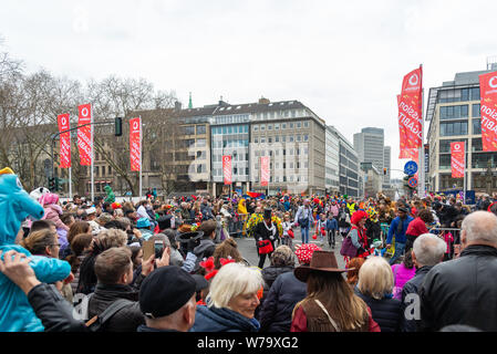 Atmosphäre der Feier, Parade, fancy Cosplay an Karneval, Rosenmontagszug (Rose Montag Parade), in der Altstadt von Düsseldorf, Deutschland. Stockfoto