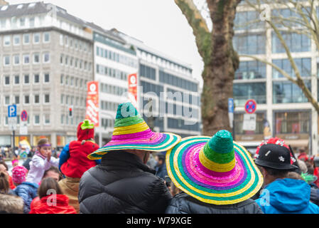 Atmosphäre der Feier, Parade, fancy Cosplay an Karneval, Rosenmontagszug (Rose Montag Parade), in der Altstadt von Düsseldorf, Deutschland. Stockfoto