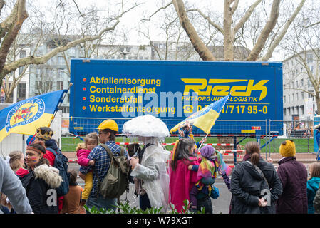 Atmosphäre der Feier, Parade, fancy Cosplay an Karneval, Rosenmontagszug (Rose Montag Parade), in der Altstadt von Düsseldorf, Deutschland. Stockfoto