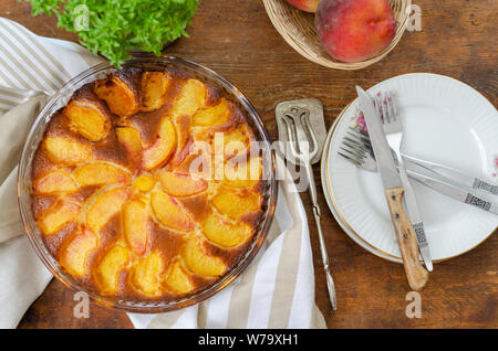 Hausgemachte pfirsich Kuchen bereit zu dienen und auf Tabelle, Ansicht von oben, Stockfoto