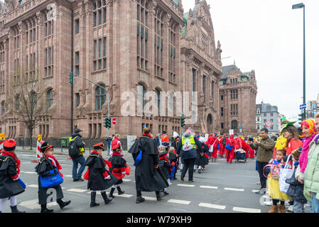 Atmosphäre der Feier, Parade, fancy Cosplay an Karneval, Rosenmontagszug (Rose Montag Parade), in der Altstadt von Düsseldorf, Deutschland. Stockfoto