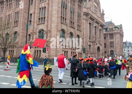 Atmosphäre der Feier, Parade, fancy Cosplay an Karneval, Rosenmontagszug (Rose Montag Parade), in der Altstadt von Düsseldorf, Deutschland. Stockfoto