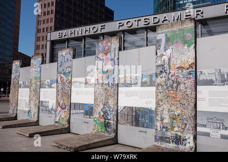 Abschnitt der Berliner Mauer auf Ausstellung am Potsdamer Platz im Zentrum von Berlin, Deutschland. Stockfoto