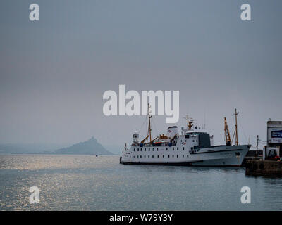 Die Fähre Scillonian III legte in Penzance an, mit dem Mount St. Michael im Hintergrund. Penzance, Cornwall, England, Großbritannien Stockfoto