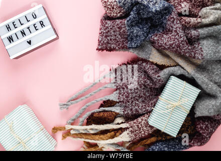 Weihnachten Konzept flach. Warme, gemütliche weiß winter Pullover Kleidung, Lightbox und Weihnachtsschmuck Rahmen auf Rosa pastell Hintergrund Stockfoto