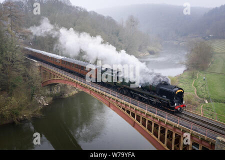 Nr Bewdley, Worcestershire, Großbritannien. Tag service Dampfzug eine spezielle Mutter tuckert langsam über die Victoria Bridge den Fluss Severn Crossing. Stockfoto