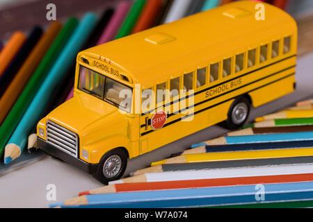 Spielzeug Schulbus mit Farbe Holz- Bleistifte. Close Up. Stockfoto