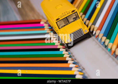 Spielzeug yellow School Bus Spielzeug mit Buntstiften Stockfoto